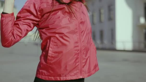 Γυναίκα κάνει τεντώνοντας ασκήσεις στην πόλη - Πλάνα, βίντεο