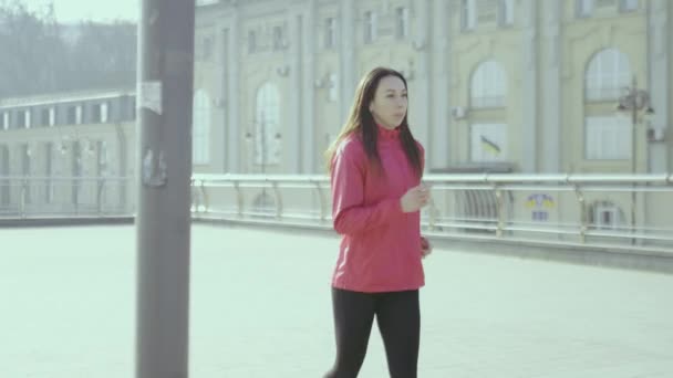 Mujer joven corriendo en la calle de la ciudad
 - Metraje, vídeo