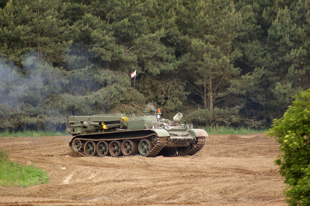 tank kirli zeminde sürüş - Fotoğraf, Görsel