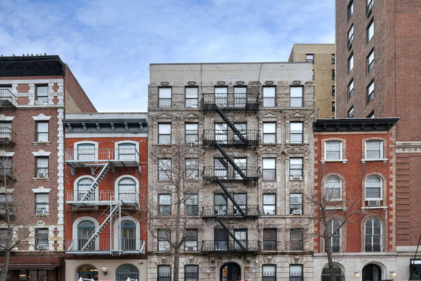 New York City ouderwetse flatgebouwen met externe brandladder - Foto, afbeelding