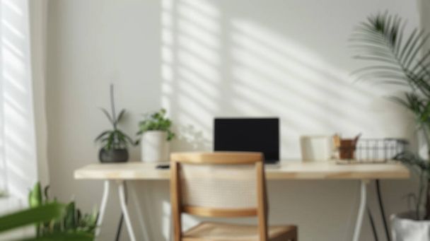 Concentrez-vous sur une installation de bureau à domicile avec un mobilier élégant et des plantes d'intérieur. Resplendissant. - Photo, image