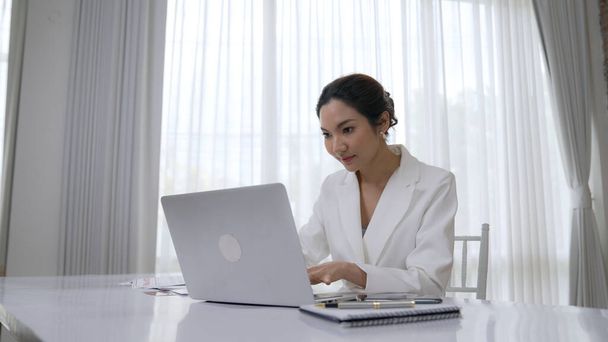 Mladá podnikatelka sedící na pracovním stole pomocí notebooku pro psaní obsahu na internetu nebo sekretářka vzdáleně pracující z domova. Vivancy - Fotografie, Obrázek