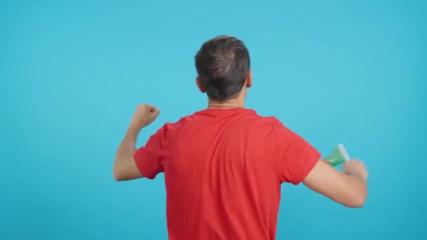 Videó stúdióban chroma a hátsó nézet egy férfi integetett egy portugál zászlót - Felvétel, videó