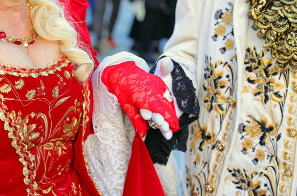 Paire d'amants nobles tenant la main dans des vêtements anciens et luxueux aristocratiques pendant le bal masqué - Photo, image