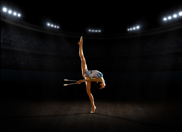 Young girl engaged art gymnastic - Foto, afbeelding