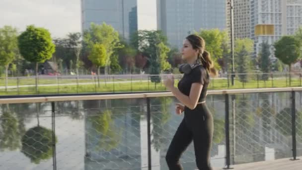 Красива арабська жінка біжить в міському парку вранці - Кадри, відео