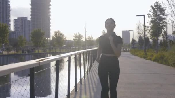 Gyönyörű arab nő kocog a városi parkban reggel - Felvétel, videó