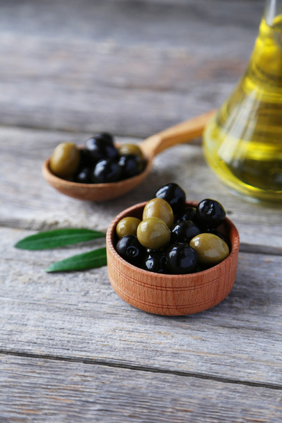 Green and black olives - Фото, зображення