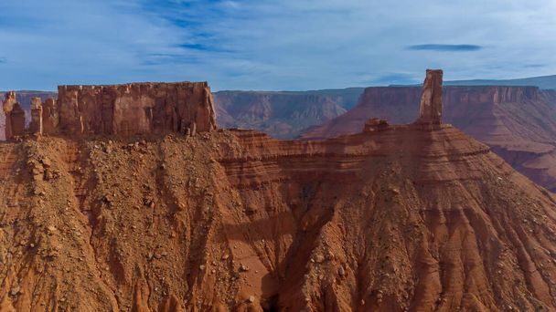 Luftaufnahmen von Utahs faszinierenden Felsformationen fangen die atemberaubenden geologischen Wunder des Bundesstaates ein. - Foto, Bild