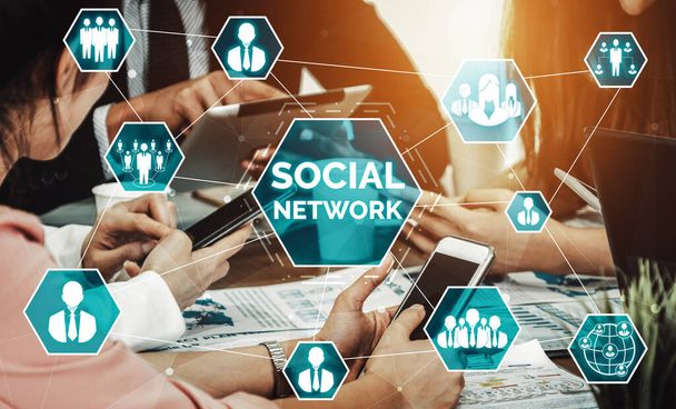 Sosyal medya ve gençlerin ağ konsepti. Dijital sektörde müşteri etkileşimini sağlamak için çevrimiçi sosyal bağlantı ağını ve medya kanallarını gösteren modern grafik arayüzü. uds - Fotoğraf, Görsel