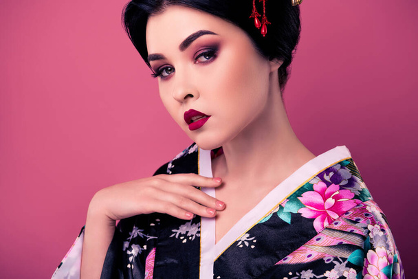 Портрет очаровательной привлекательной нежной корейской женщины традиционной актрисы театра на розовом фоне. - Фото, изображение