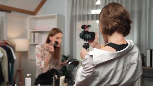Zwei Influencer-Partner drehen Live-Streaming-Vlog-Video-Review Make-up prim Social Media oder Blog. Glückliches junges Mädchen mit Kosmetikstudio-Beleuchtung für Marketing-Aufnahmen, die online ausgestrahlt werden. - Filmmaterial, Video