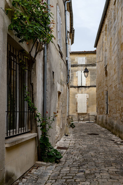 Θέα στους παλιούς δρόμους και τα σπίτια στην περιοχή του λευκού κρασιού κονιάκ, Charente περιοχή, με τα πόδια στην πόλη Κονιάκ με ισχυρή βιομηχανία απόσταξης οινοπνευματωδών ποτών, Grand Champagne, Γαλλία - Φωτογραφία, εικόνα