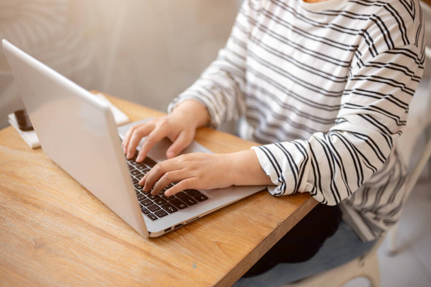 Wizerunek kobiety pracującej zdalnie w kawiarni, pracującej na laptopie. koncepcje ludzi i technologii bezprzewodowych - Zdjęcie, obraz