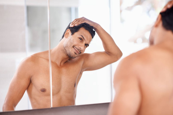 Łazienka, lustro i szczęśliwy człowiek z kontroli włosów, w domu do pielęgnacji skóry, wellness lub rano rutynowych. Linia włosów, refleksji i mężczyzna z wzrostu, tekstury lub satysfakcji po prysznicu w domu. - Zdjęcie, obraz