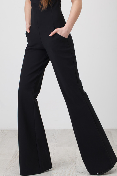 черные брюки на белом
  - Фото, изображение