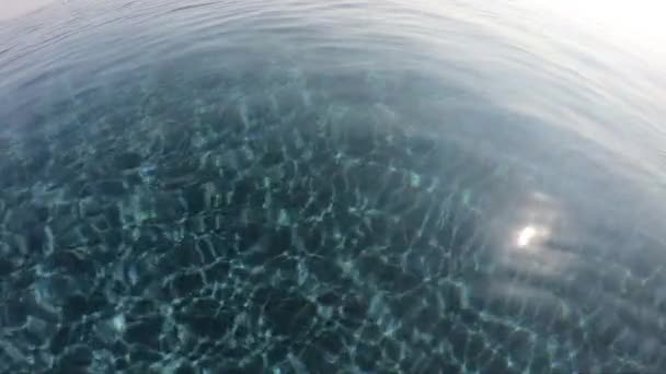 водная волна открытого бассейна, солнечный луч проходит через водную сцену замедленного движения - Кадры, видео