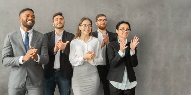Hálás hallgatók. Boldog üzleti csapat tapsol a házelnök után szeminárium - Fotó, kép