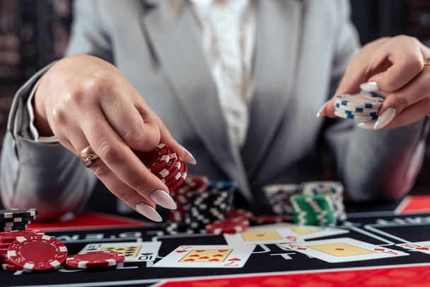 カジノの女性プレーヤー,大きな勝利のチャンスとしてポーカーゲーム. ギャンブルコンセプト - 写真・画像