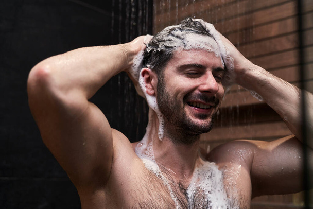 自宅でシャワーを浴びている白人男性 - 写真・画像