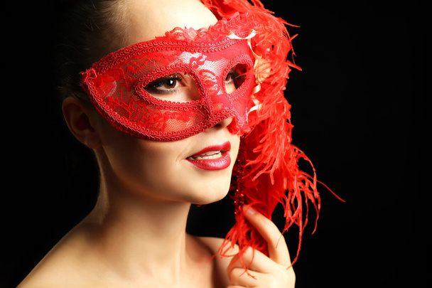 Retrato de mulher bonita com maquiagem brilho fantasia e máscara de mascarada no fundo escuro
 - Foto, Imagem