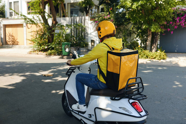Courier equitação moto, entrega de alimentos para os clientes - Foto, Imagem