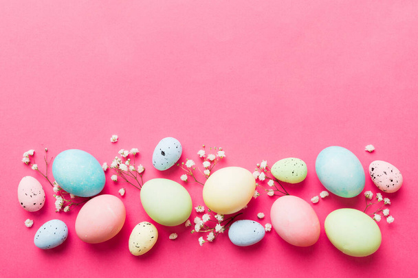 Mutlu Paskalya kompozisyonu. Renkli masada çingene yumurtaları var. Doğal boyalı renkli yumurtalar arkaplan arkaplan görünümü kopya alanı ile. - Fotoğraf, Görsel