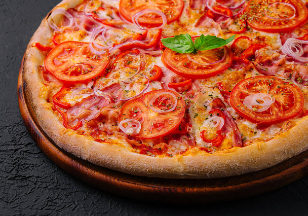 pizza szalonnás hagymával és paradicsommal - Fotó, kép