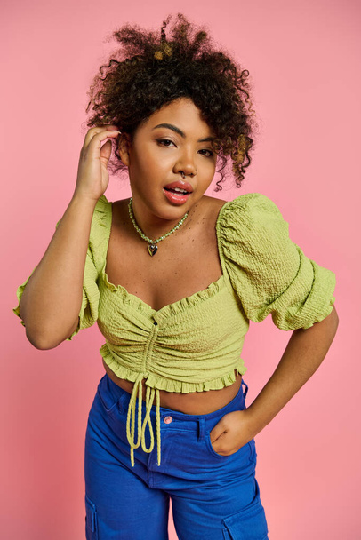 Una mujer afroamericana de moda posa con un atuendo vibrante sobre un colorido telón de fondo. - Foto, imagen