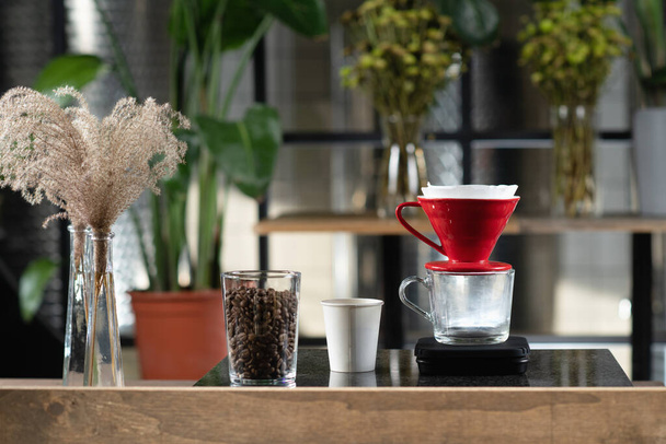 Drip koffie ambachtelijke in coffeeshop, het vastleggen van de essentie van een rustige cafeïne retraite - Foto, afbeelding