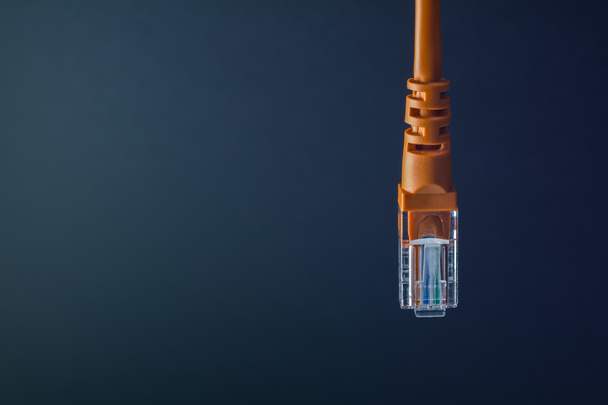 Oranžový kabel konektor LAN izolovaných na černém pozadí - Fotografie, Obrázek
