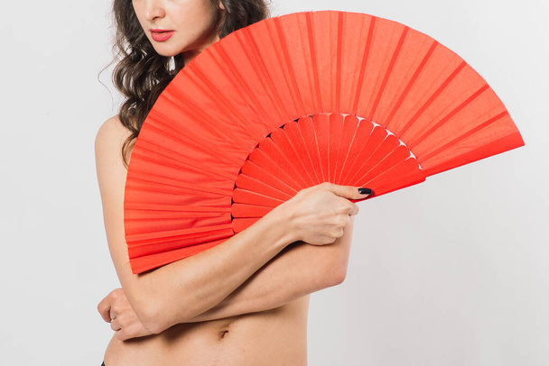 Tanečnice fena s ventilátorem ve spodním prádle, nahá - Fotografie, Obrázek