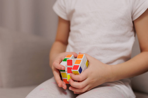 primer plano de niña jugando con el cubeat casa de Rubik - Foto, Imagen