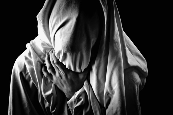 vítima com o rosto coberto
 - Foto, Imagem