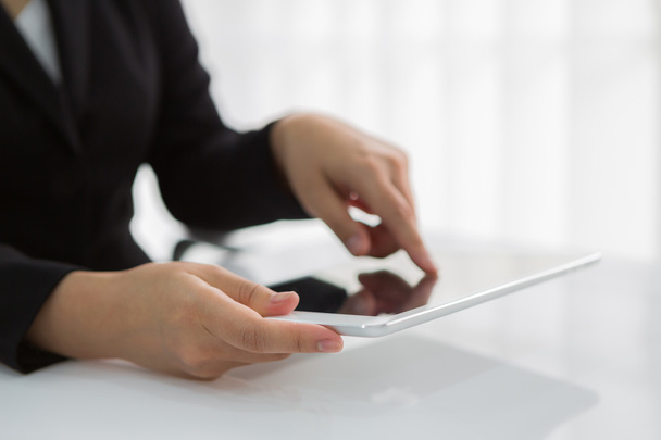 Frau Hand berühren weißes Tablet mit leerem Bildschirm - Foto, Bild