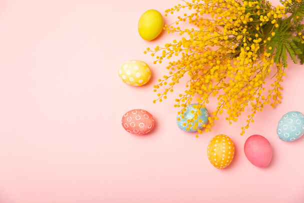 Uova di Pasqua su uno sfondo luminoso. Concetto di celebrazione pasquale. Colorato Pasqua fatto a mano decorato uova di Pasqua. Posto per il testo. Copia spazio. - Foto, immagini