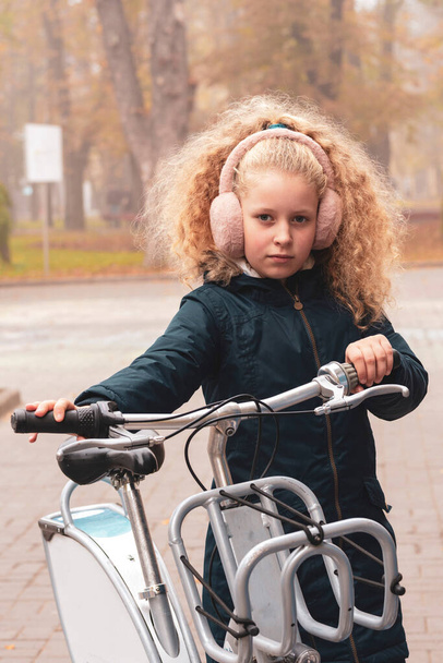 Chica con bicicleta. Adolescente en bicicleta. hembra en bicicleta. - Foto, Imagen