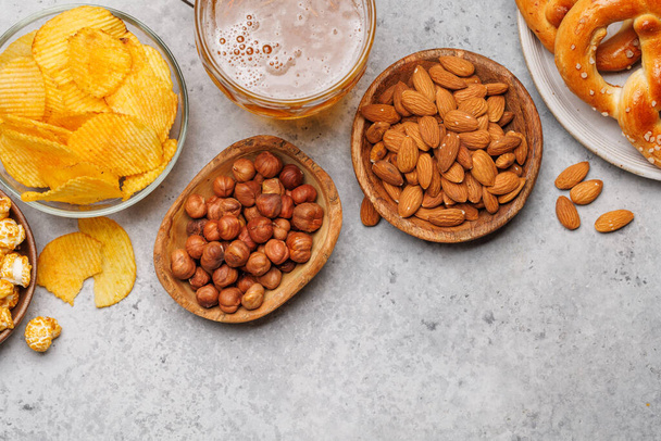Diverse Biersoorten: chips, noten, pretzels. Diverse opties voor Refreshment flat lag met kopieerruimte - Foto, afbeelding