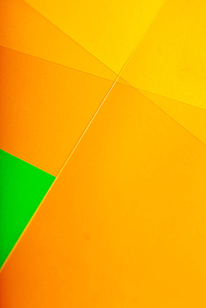Un fondo amarillo y verde con una línea verde. El fondo amarillo es el foco principal de la imagen - Foto, imagen