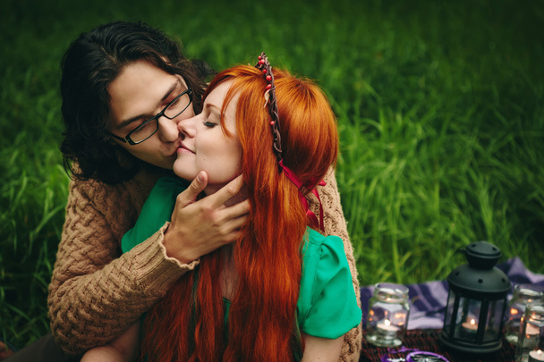 Hermosa pareja joven besándose en el parque de verano
 - Foto, Imagen