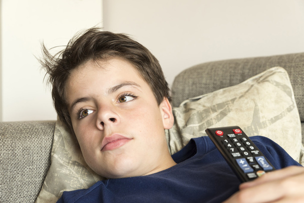 Jeune garçon regarder la télévision
 - Photo, image
