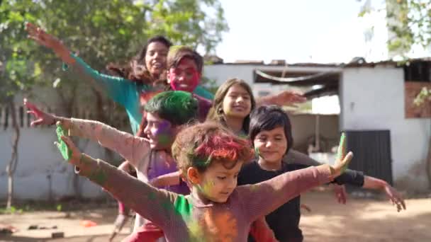Святкування Дня фестивалю Холі барвисті кадри Групи веселих дітей, які грають холі. 04 березня 2024 Джайпур, Раджастхан, Індія. - Кадри, відео