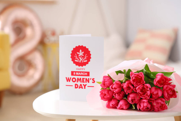 寝室のテーブルの上のチューリップと国際女性デーのためのカード, クローズアップ - 写真・画像