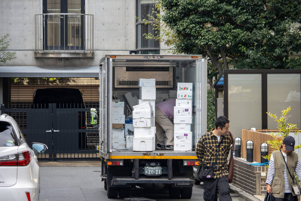 Токіо, Японія, 4 листопада 2023: Розвантаження вантажівок - Фото, зображення