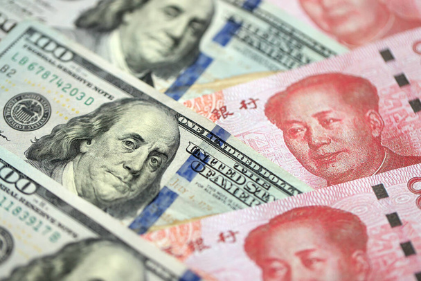 Veel geld rekeningen van de Volksrepubliek China en de Verenigde Staten. Bankbiljetten van de VRC Yuan en USD - Foto, afbeelding