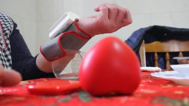 oktogenaari nainen tarkistaa hänen verenpaineensa - Materiaali, video