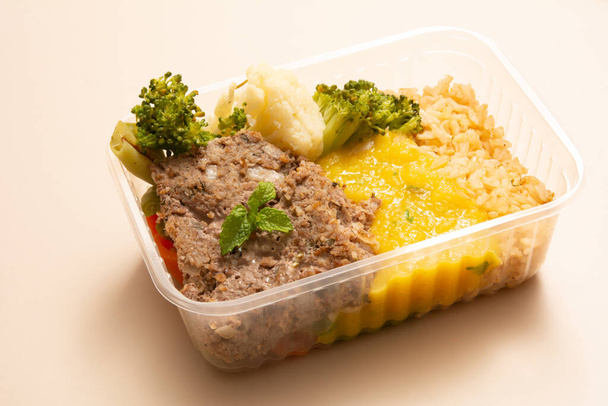 Caja de almuerzo saludable comida casera preparada en la vista superior frontal vista aérea beige limpia - Foto, imagen