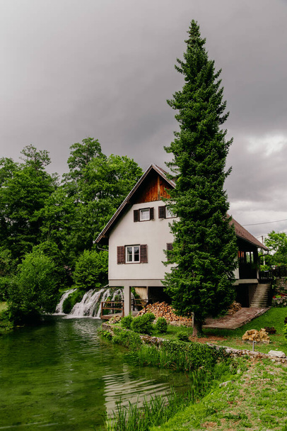 Kaunis vesiputous kuuluisa Rastoke kylä Slunj, Coratia. - Valokuva, kuva