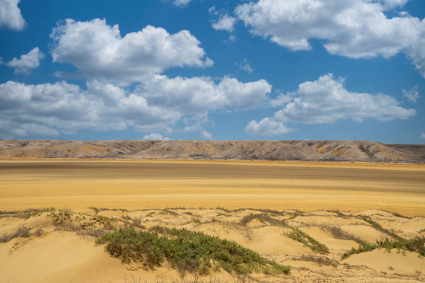 Bellissimo paesaggio desertico con cielo blu a Cabo de Vela. La Guajira, Colombia. - Foto, immagini