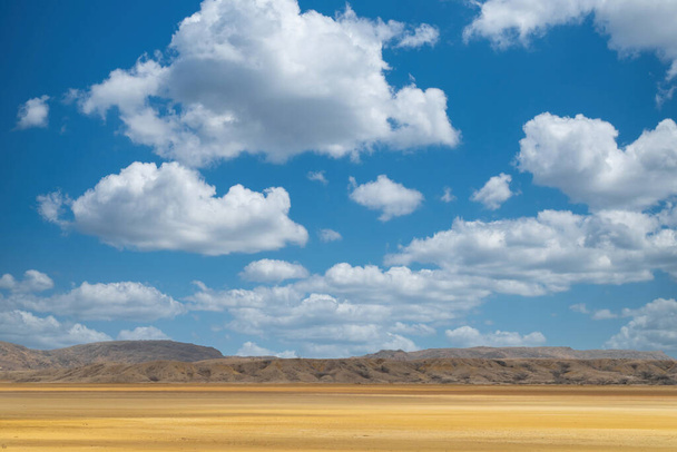 Beau paysage désertique avec ciel bleu à Cabo de Vela. La Guajira, la Colombie. - Photo, image